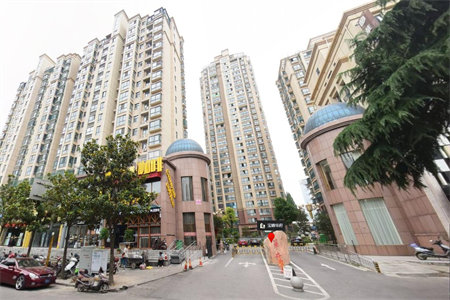 东平信用社家属院，楼房设施齐全，集中供暖，双气，院内免费停车